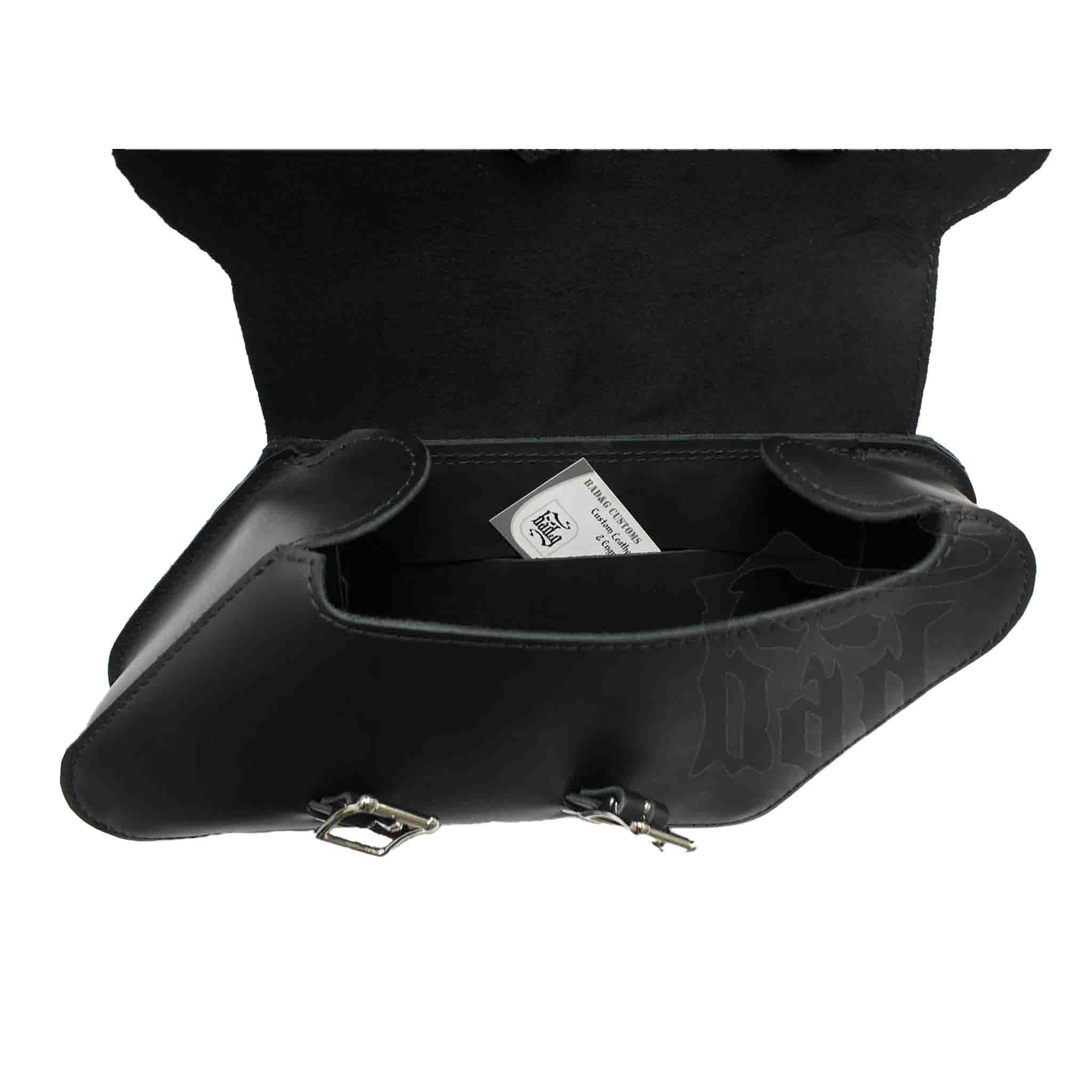 Upgrade your Harley-Davidson® Softail with the SHR05 Right Side Fender Strut Solo Bag. Hand crafted in USA with premium leather and top quality hardware. Designed to fit all Harley-Davidson® Softail models and years. Durable and stylish, it features easy installation and it's the perfect fit for your motorcycle.